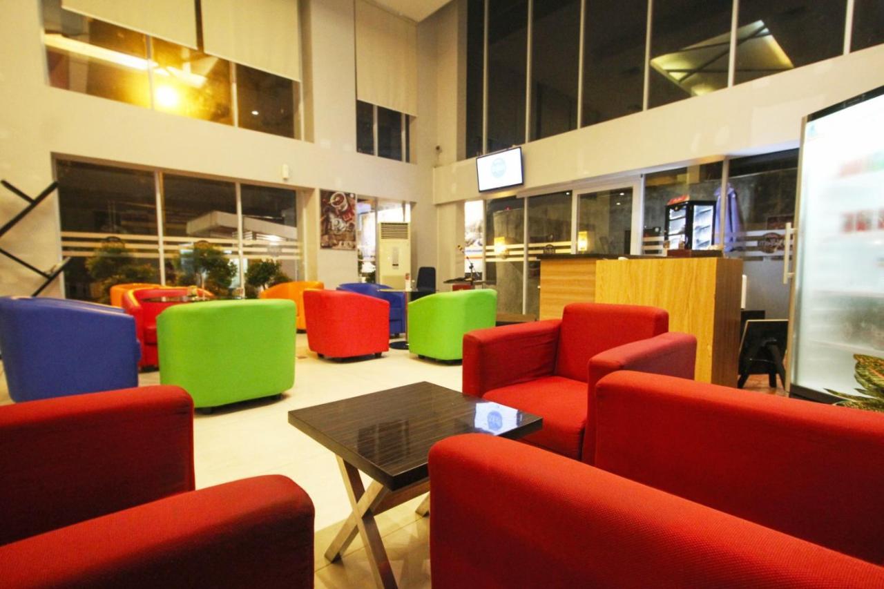 Hotel Dafam Pekanbaru Kültér fotó