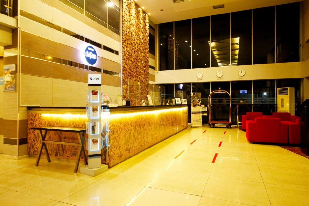 Hotel Dafam Pekanbaru Kültér fotó